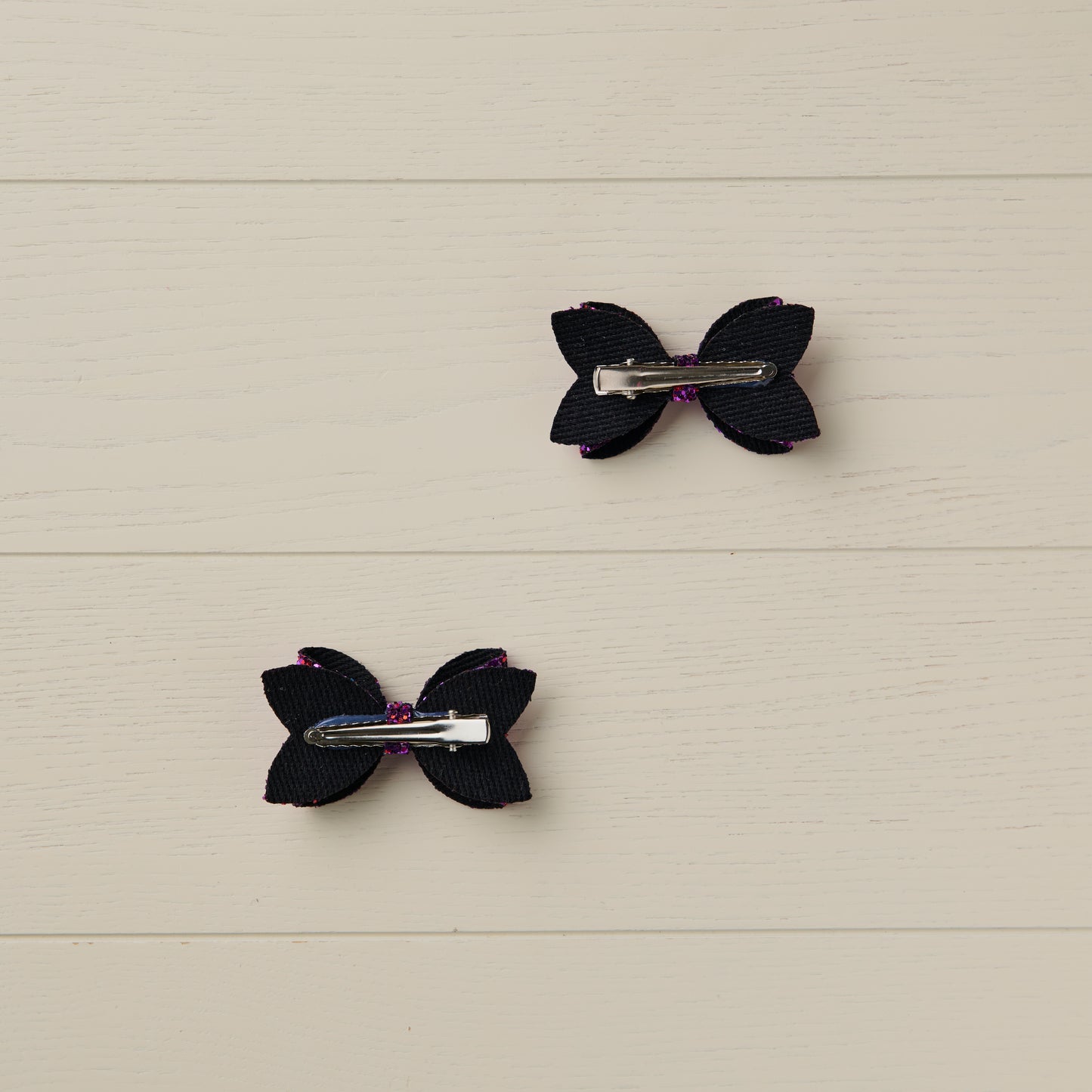 photo showing the back of the bows with a curved alligator clip each