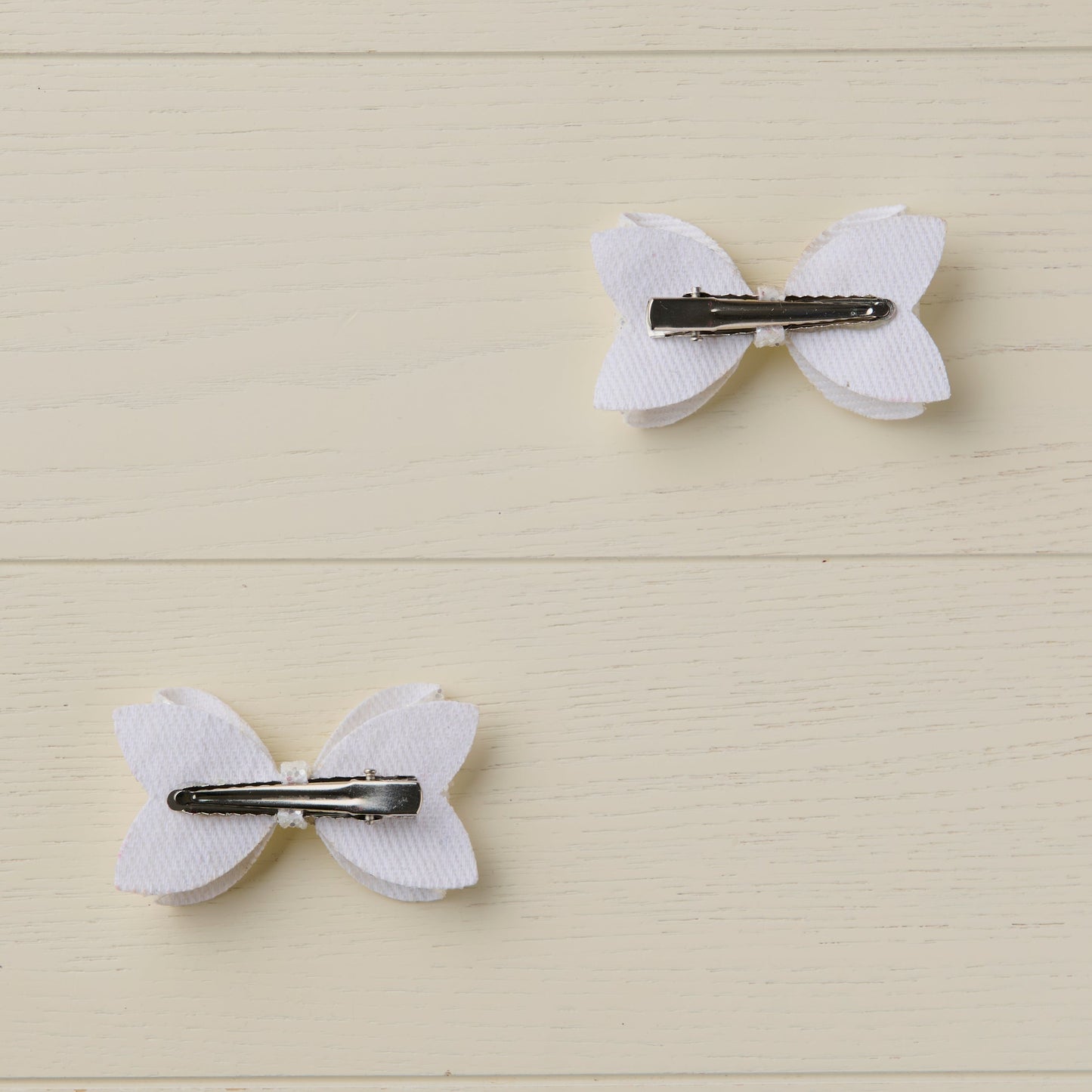 photo of the back of the bows showing the curved alligator clips