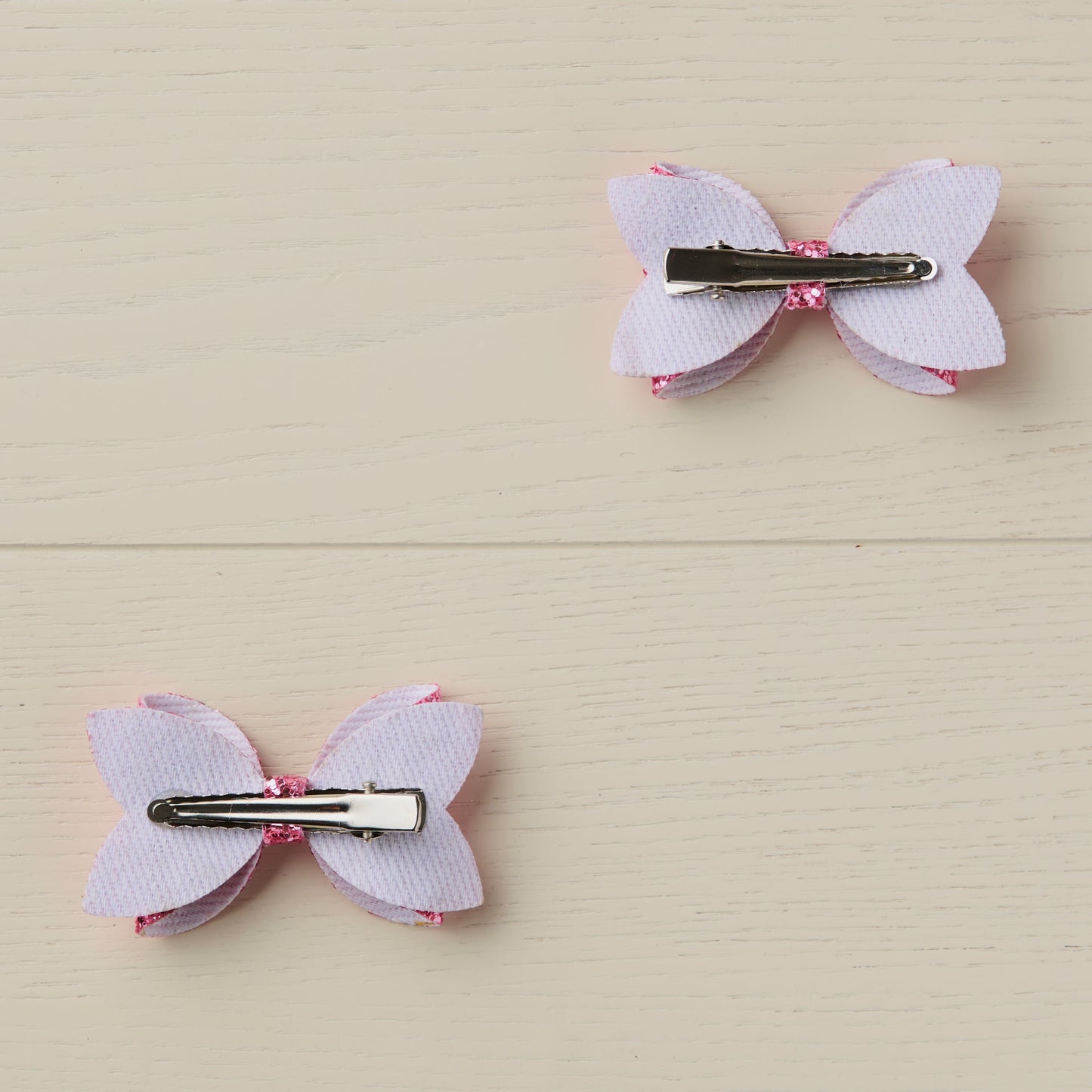 a photo showing the back of the hair bows with curved alligator clips