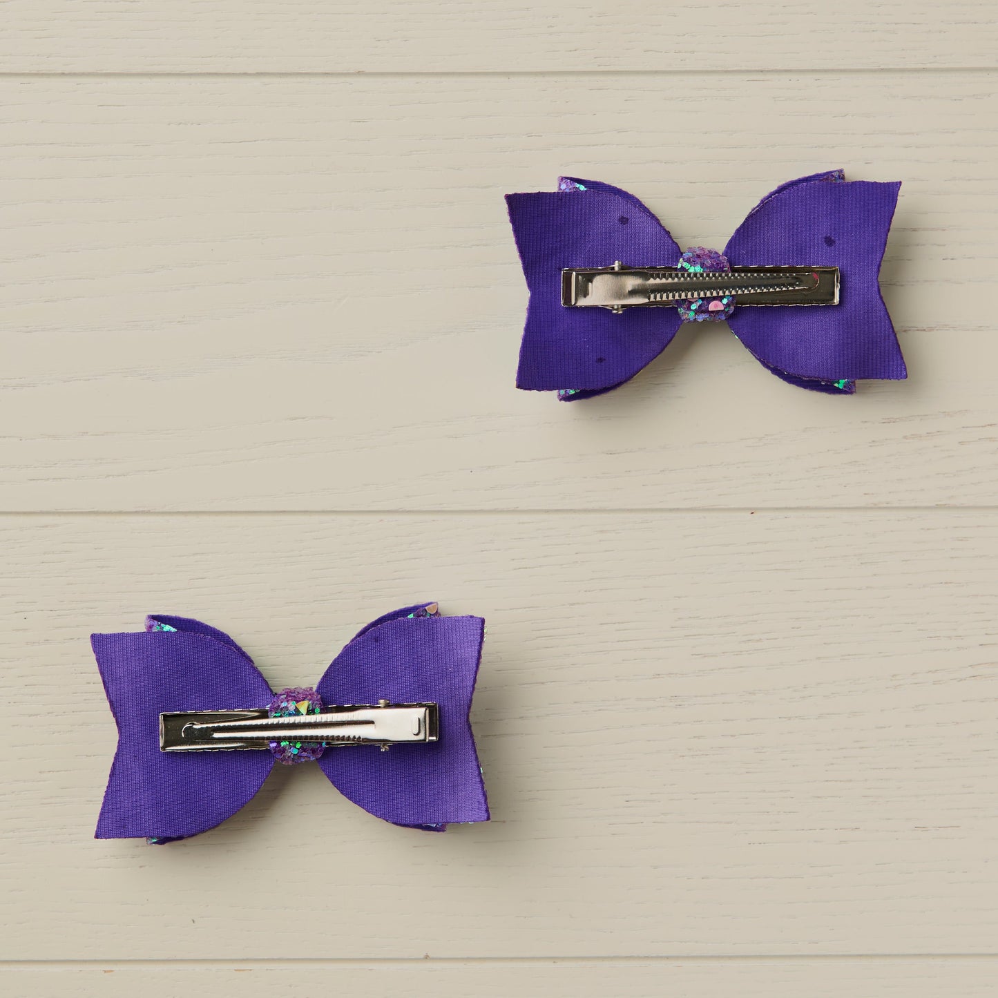 Photo showing the back of the hair bows and the alligator clips.
