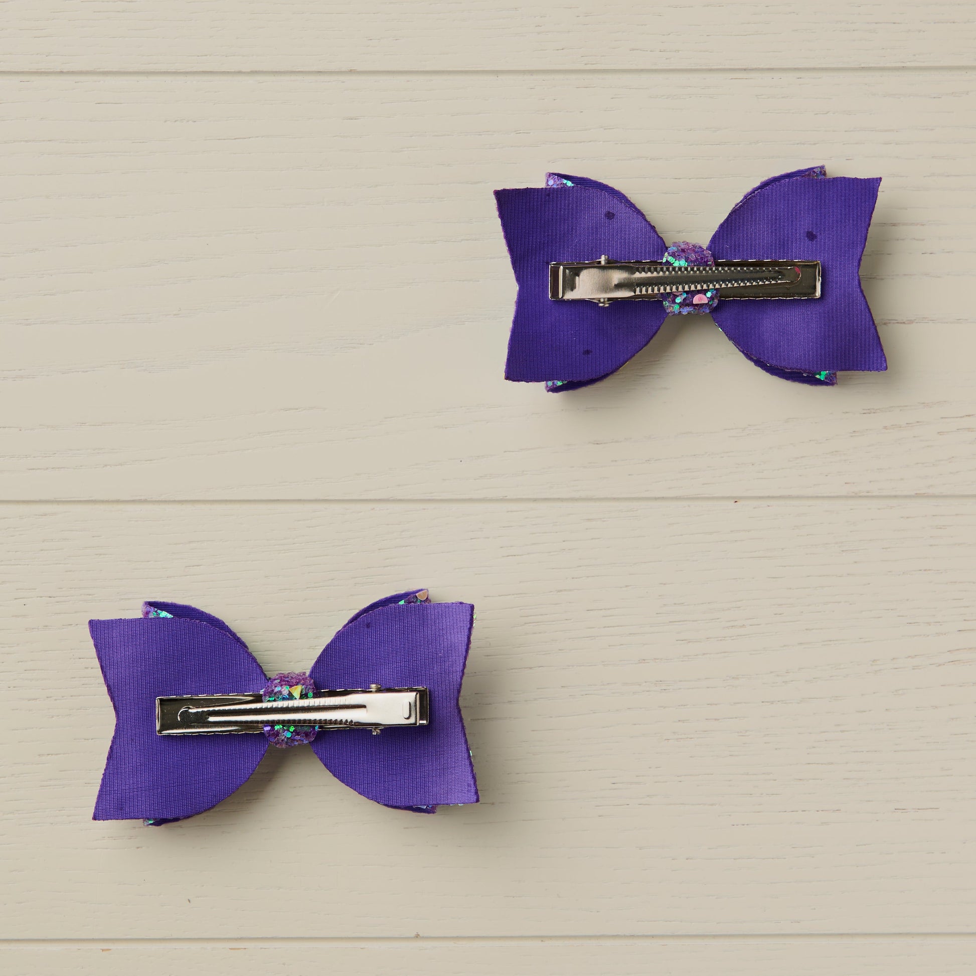 Photo showing the back of the hair bows and the alligator clips.