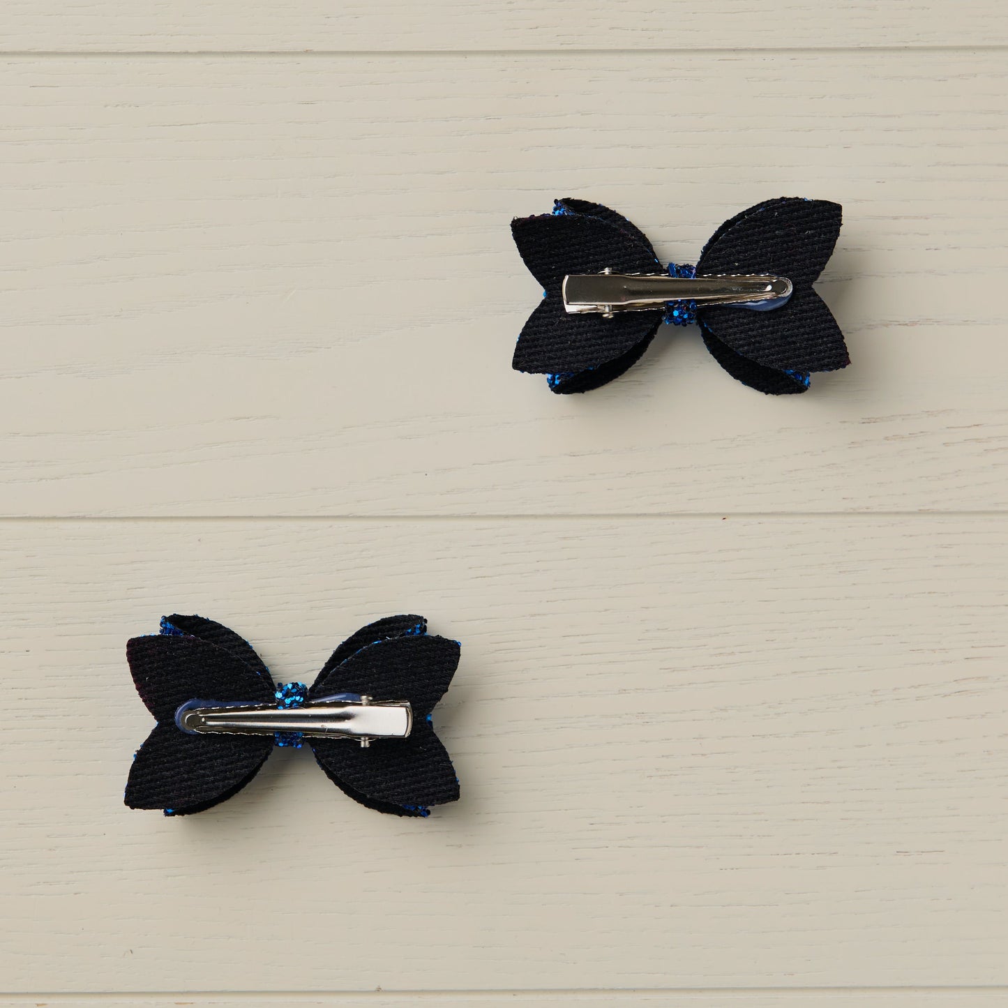 photo showing the back of the hair bows and the alligator clips