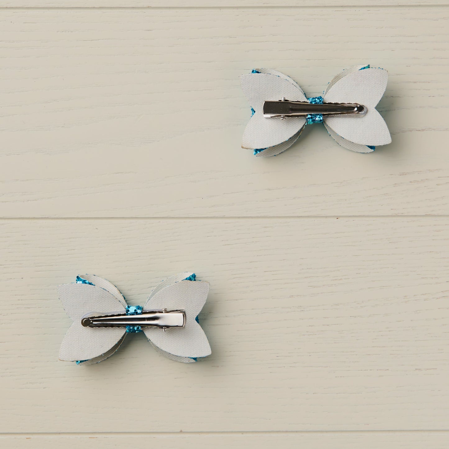 photo showing the back of the bows with curved alligator clips