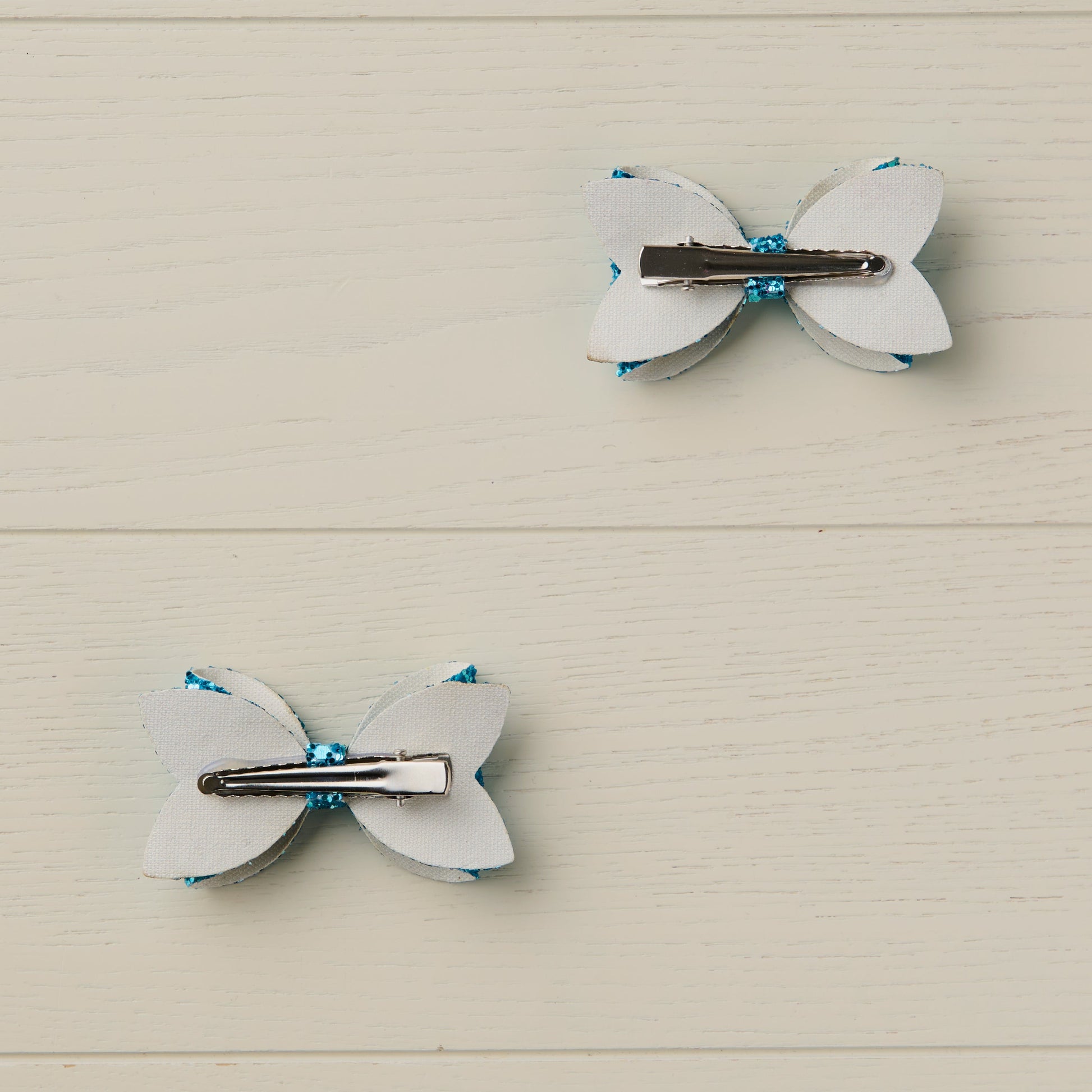 photo showing the back of the bows with curved alligator clips