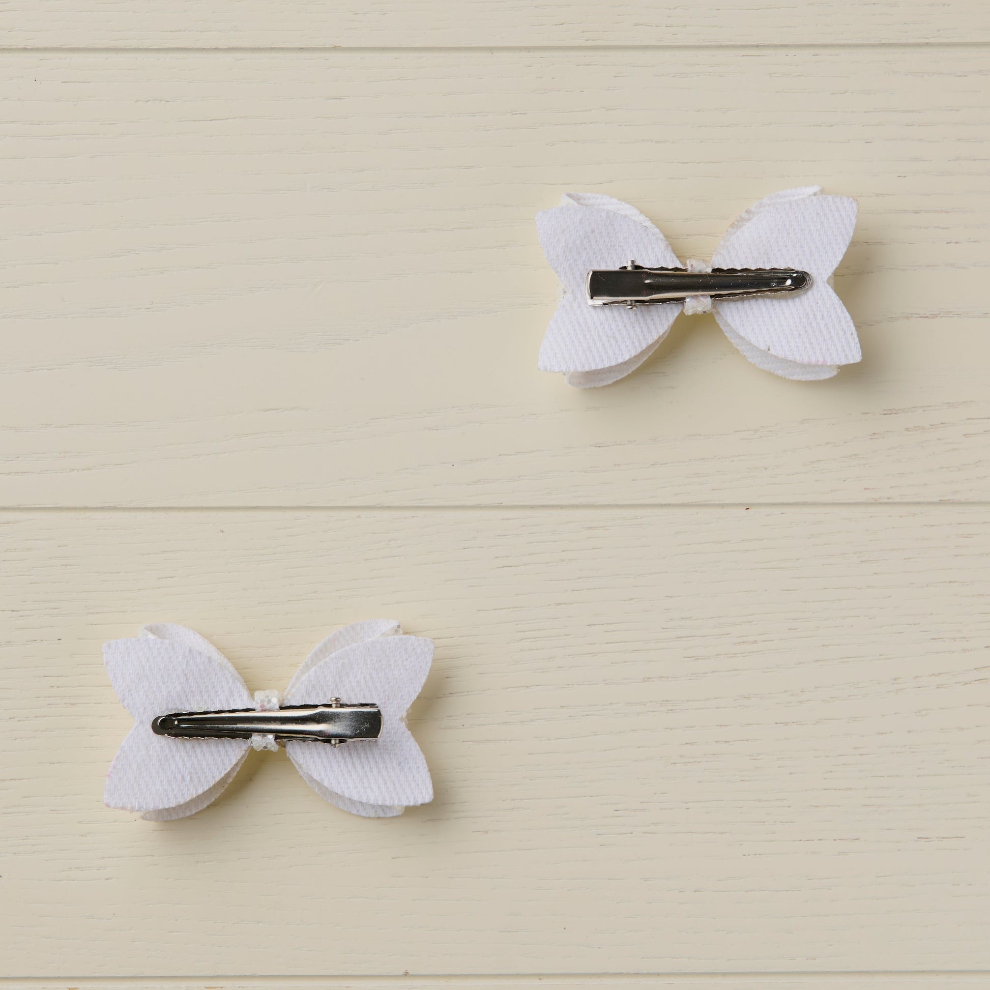 photo of the back of the bows showing the curved alligator clips