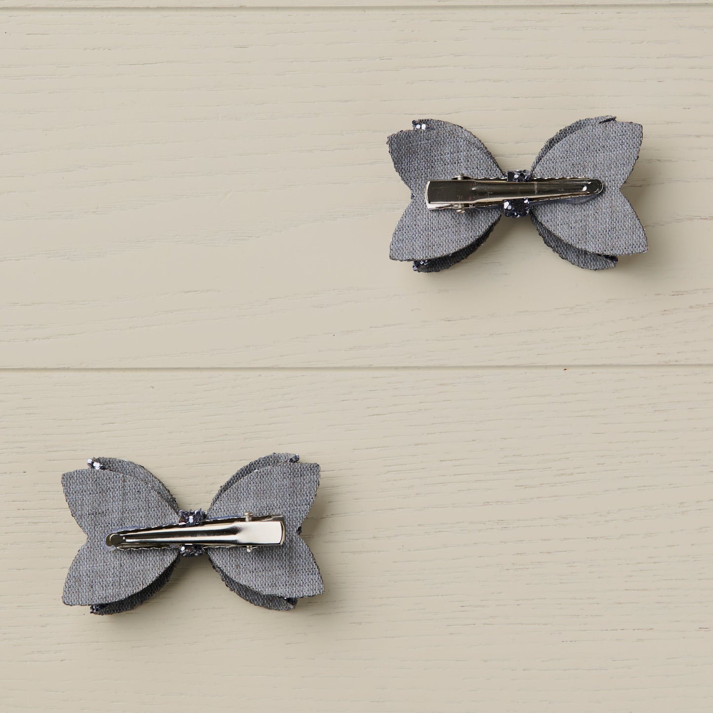 photo of the back of the hair bows showing curved alligator clips
