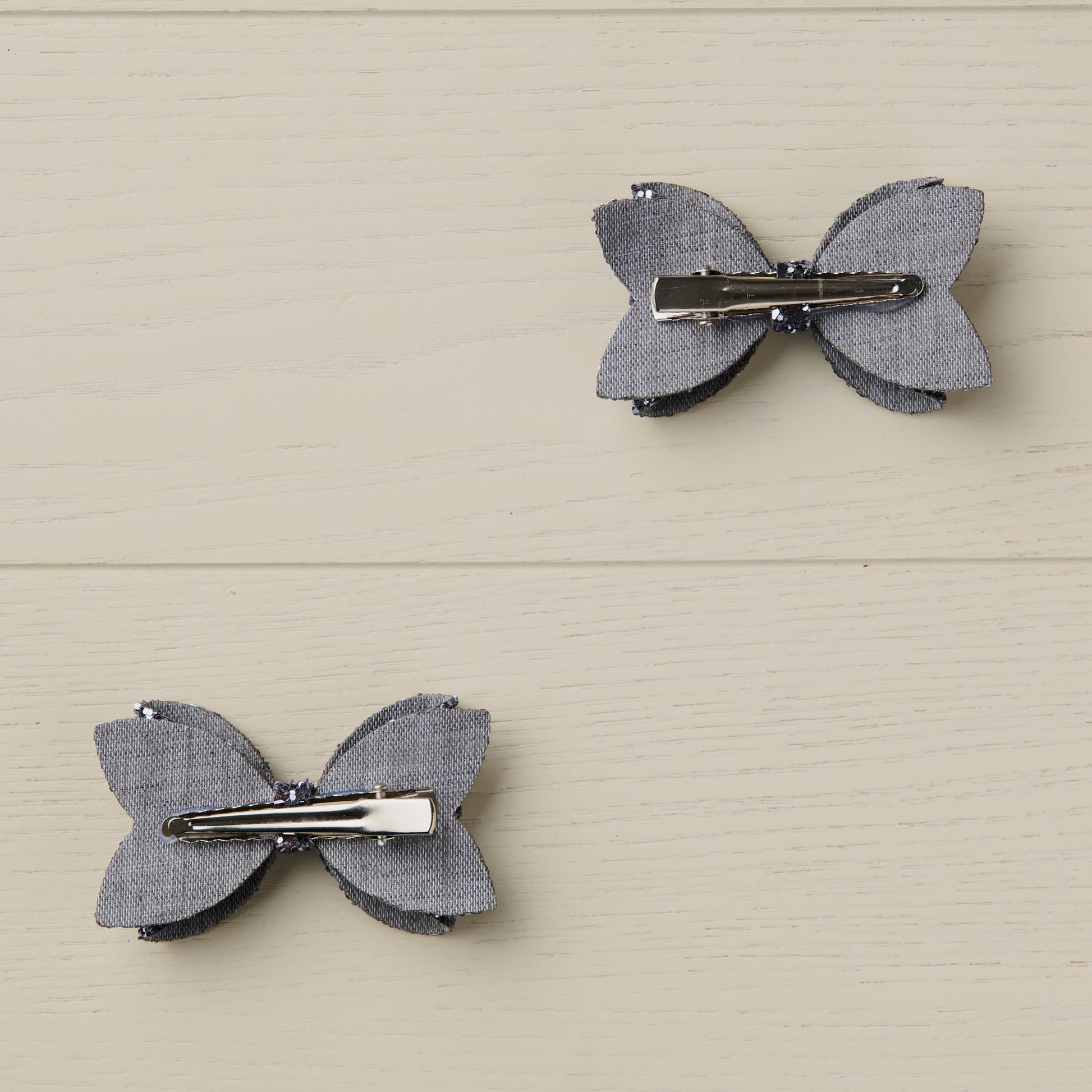photo of the back of the hair bows showing curved alligator clips