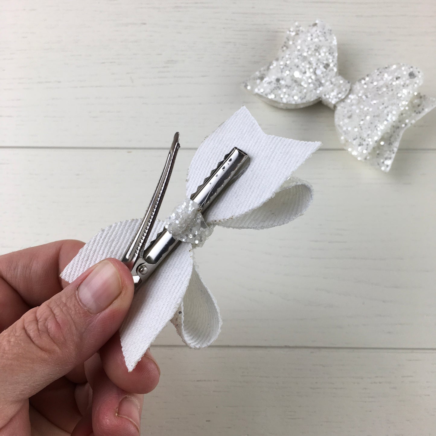 a close up of the alligator clip on the back of the hair bow