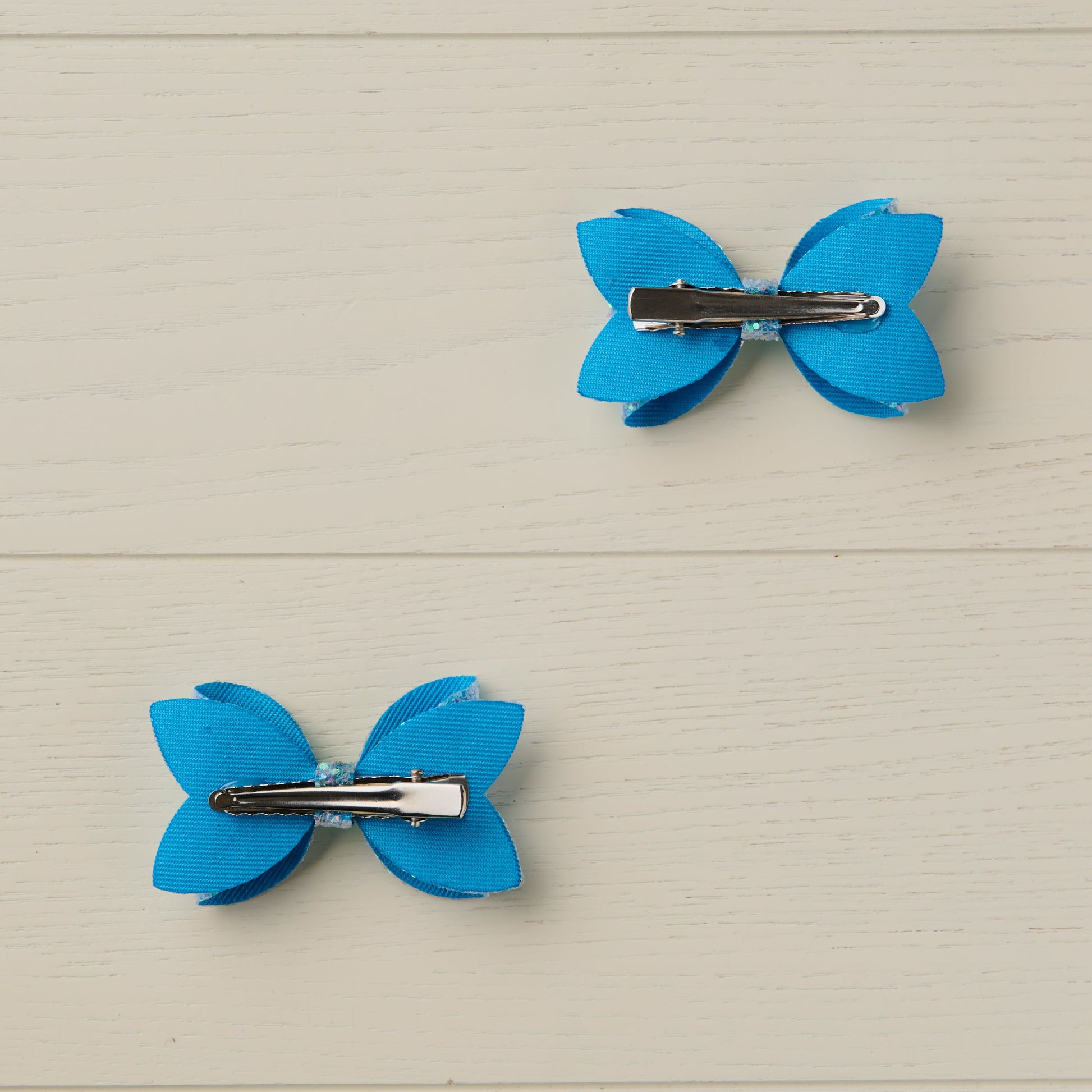 photo showing the back of the hair bows with comfy curved alligator clips