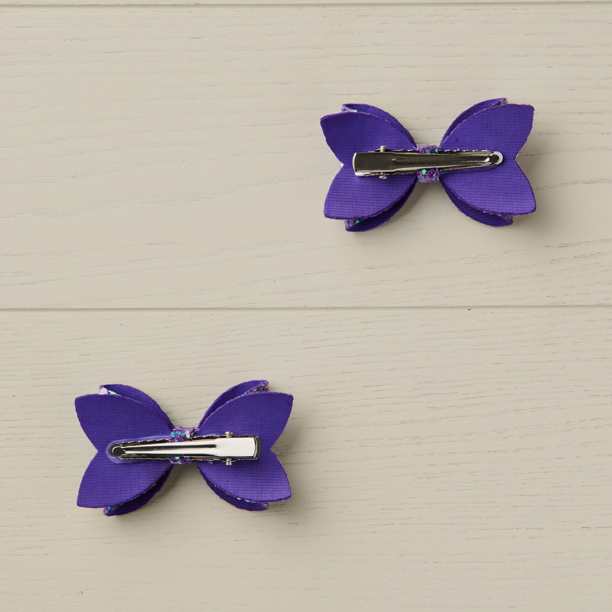 photo showing the backs of the bows with the curved alligator clips