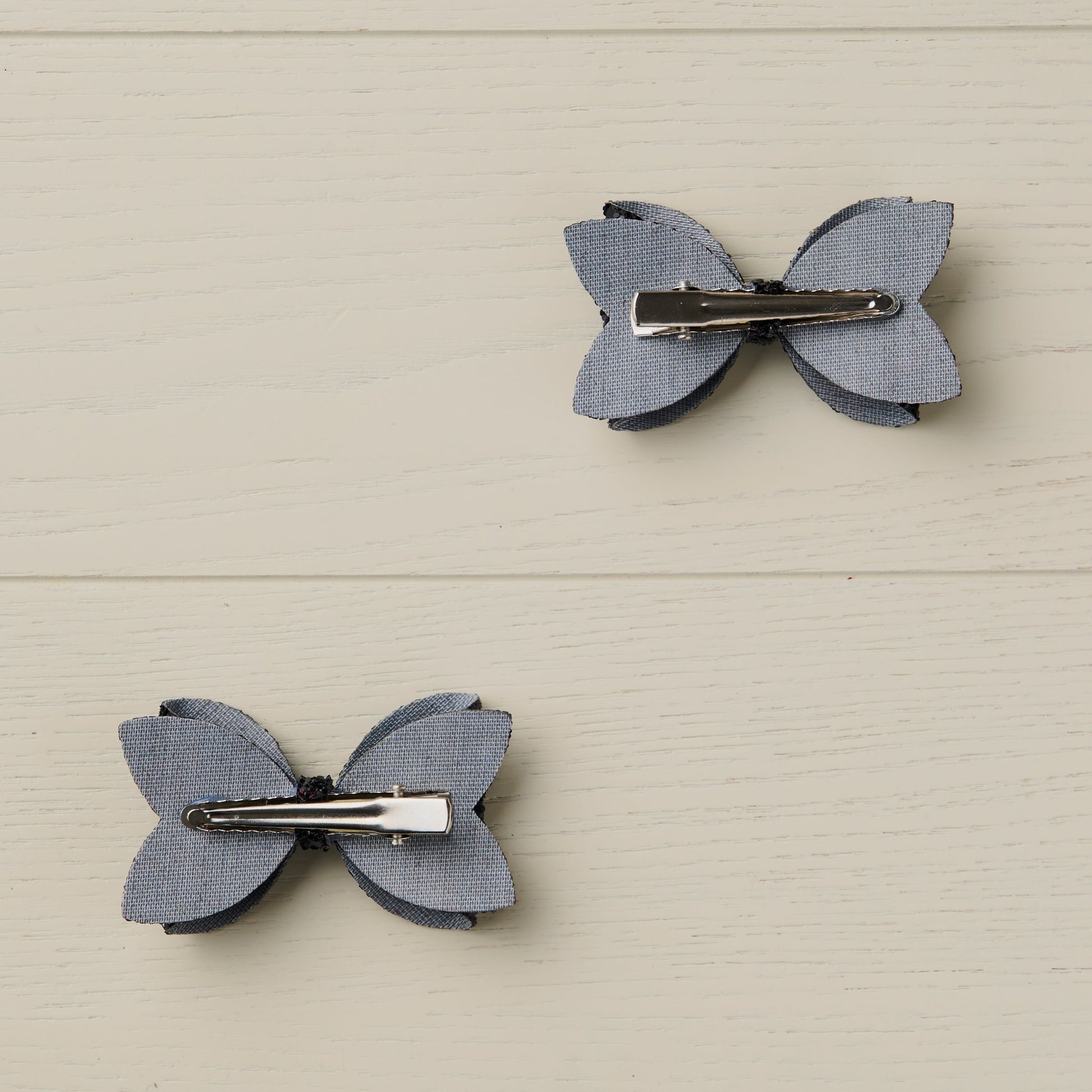 a photo showing the back of the glitter bows and the curved alligator clips