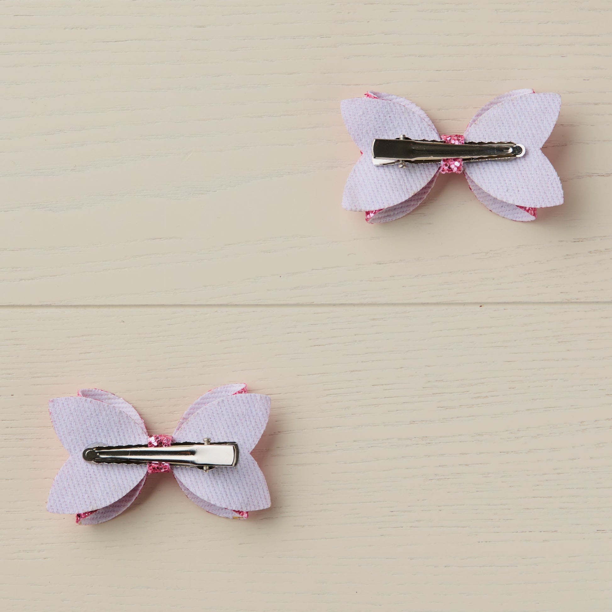a photo showing the back of the hair bows with curved alligator clips