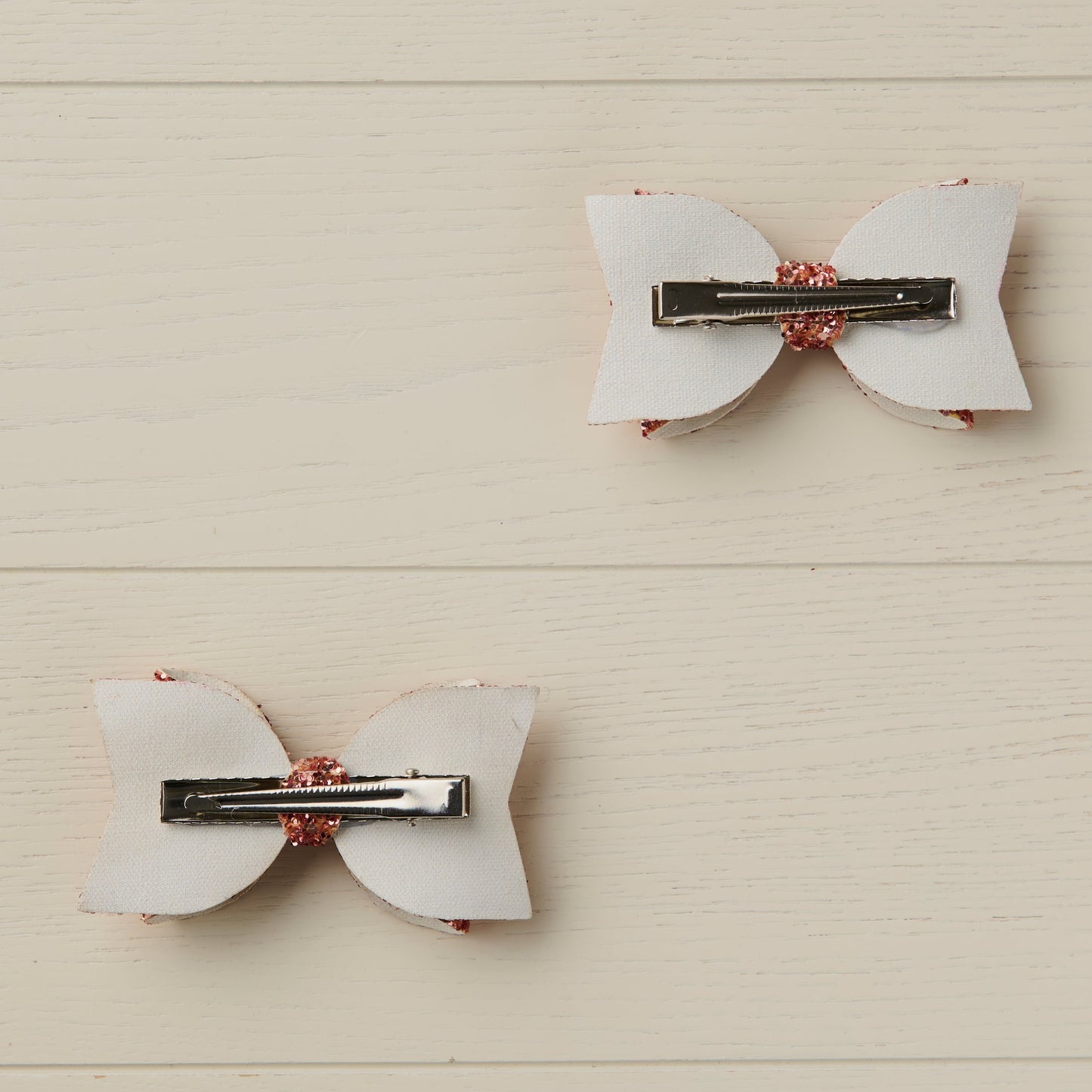photo showing the back of the glitter bows with alligator clips