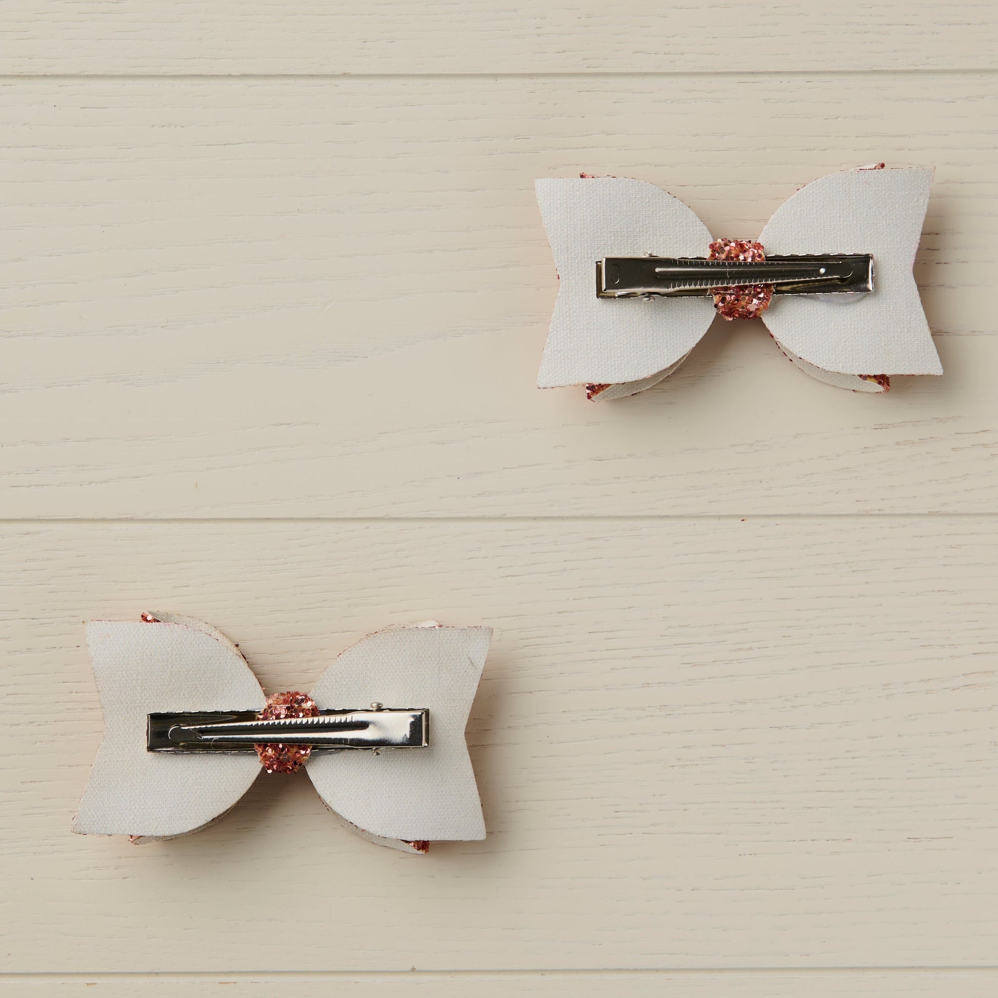 photo showing the back of the glitter bows with alligator clips