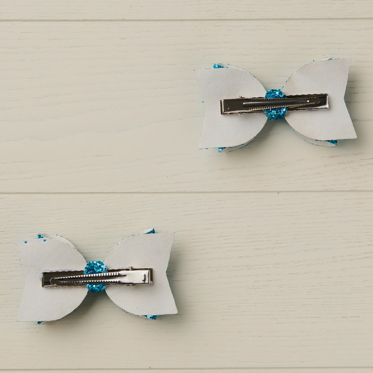 photo showing the back of the bows with flat alligator clips