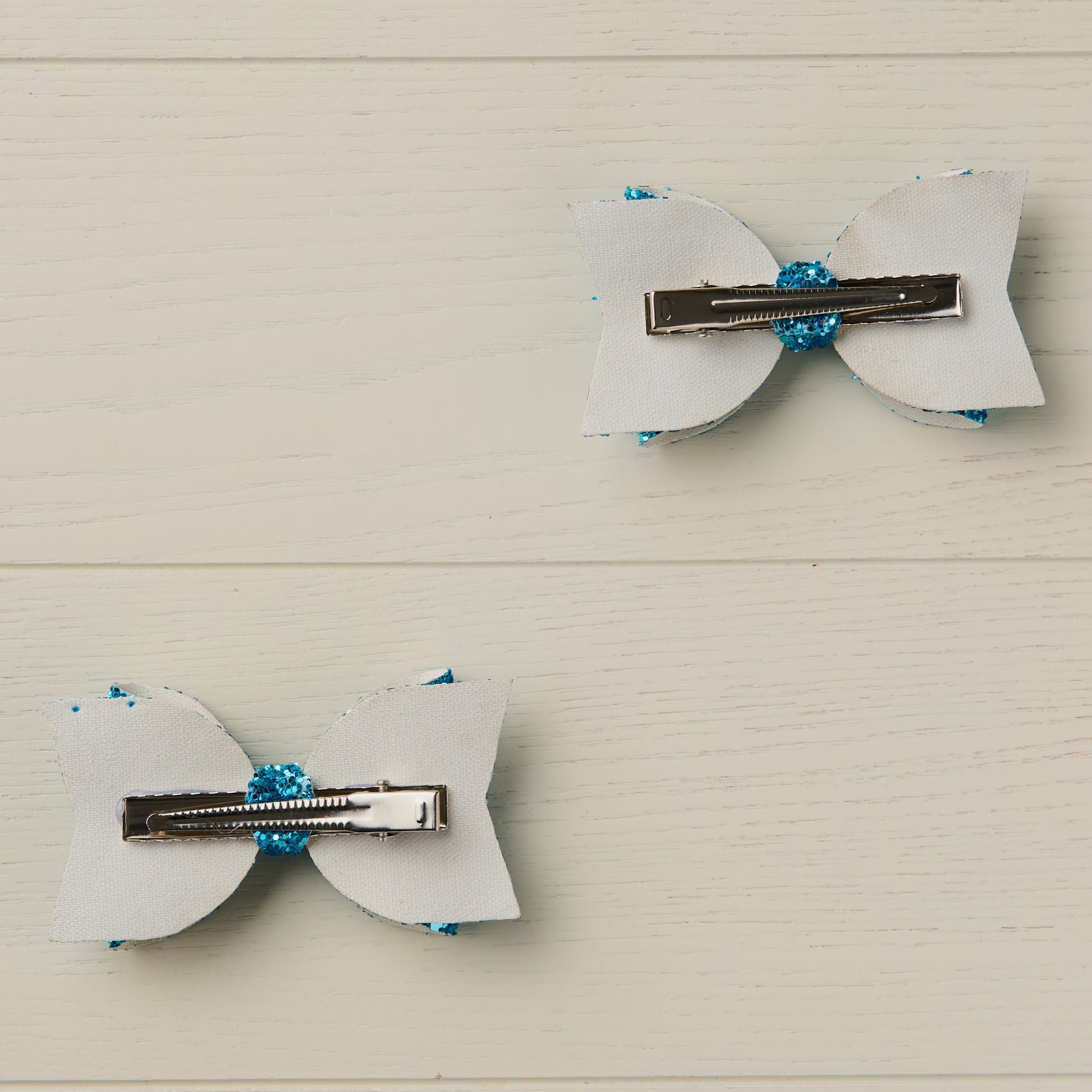 photo showing the back of the bows with flat alligator clips